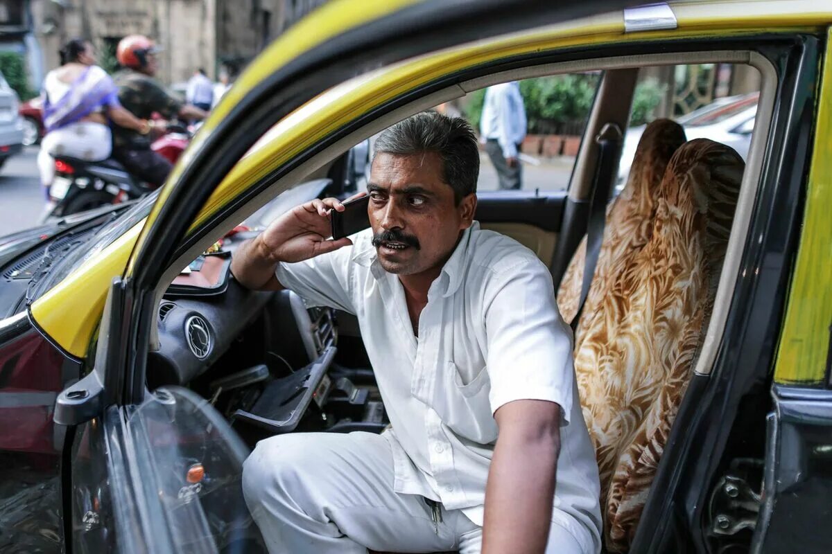 Таксиста понравился. Таксист индус. Таксисты в Турции. Арабское такси. Такси в Индии.