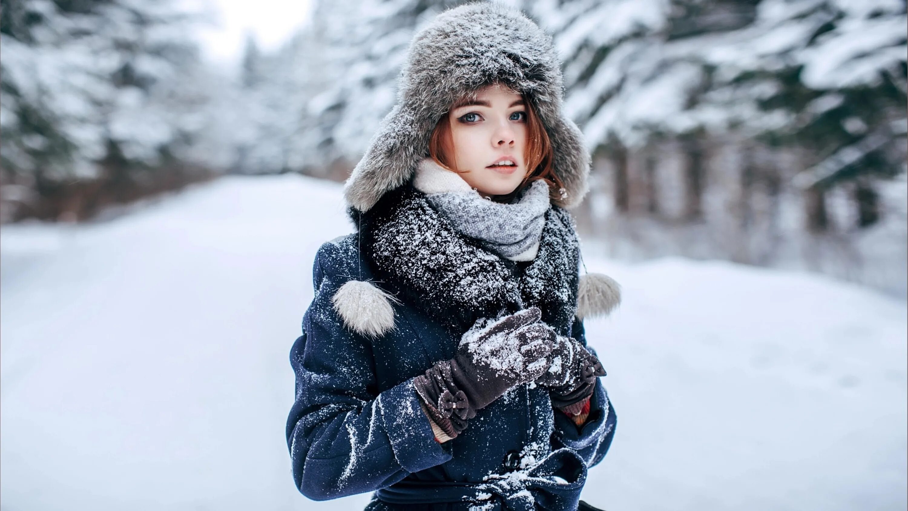 Девочка зима. Зимний портрет. Красивые девушки в зимней одежде. Девушка в зимнем лесу.