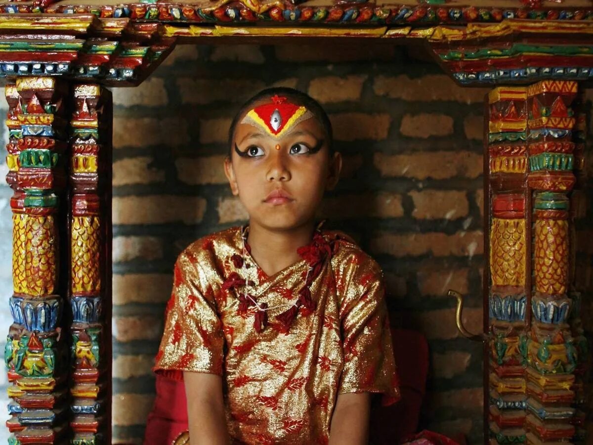 Принцесса непала. Кумари Деви. Кумари богиня Непала. Королевская Кумари. Богиня Кумари 2022 Непал.
