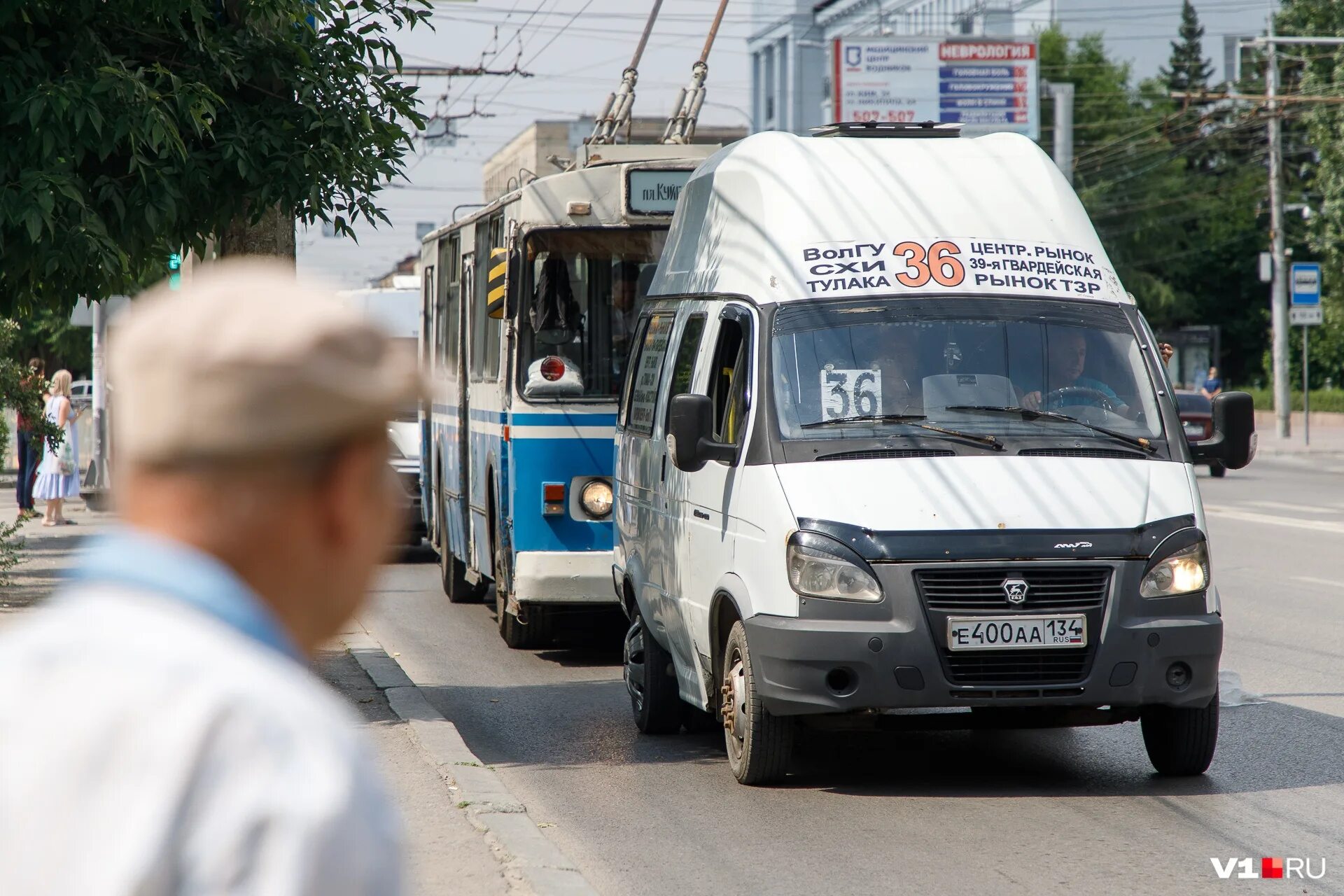 Волга линии автобус. Пассажиры в микроавтобусе. В волгограде маршрутки сбила женщину. Маршрутка 59з волгоград. Водитель маршрутки волгоград.