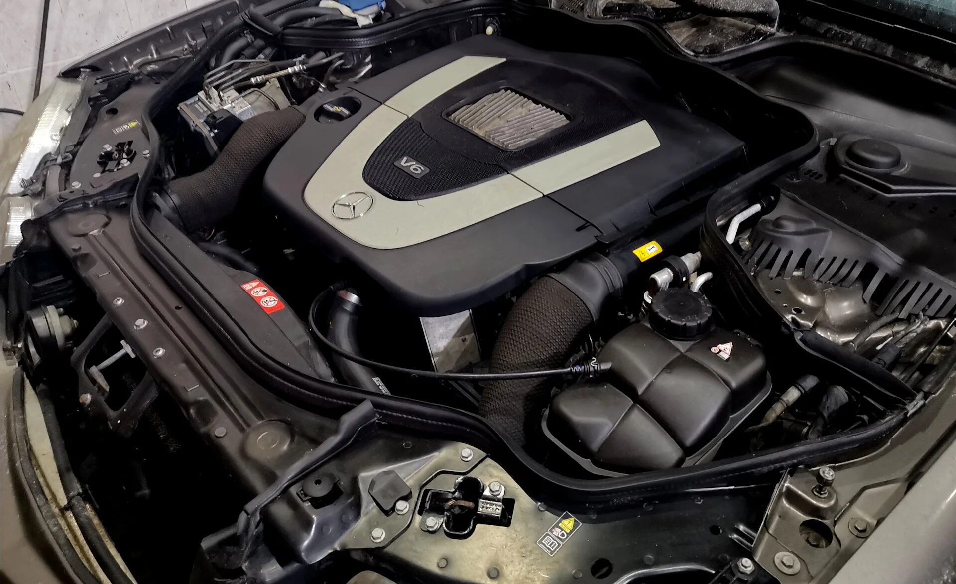 Мерседес e200 мотор м274. Мерседес w212 63 amg двигатель. Подкапотное пространство мерседес. 6. Подкапотное пространство мерседес.