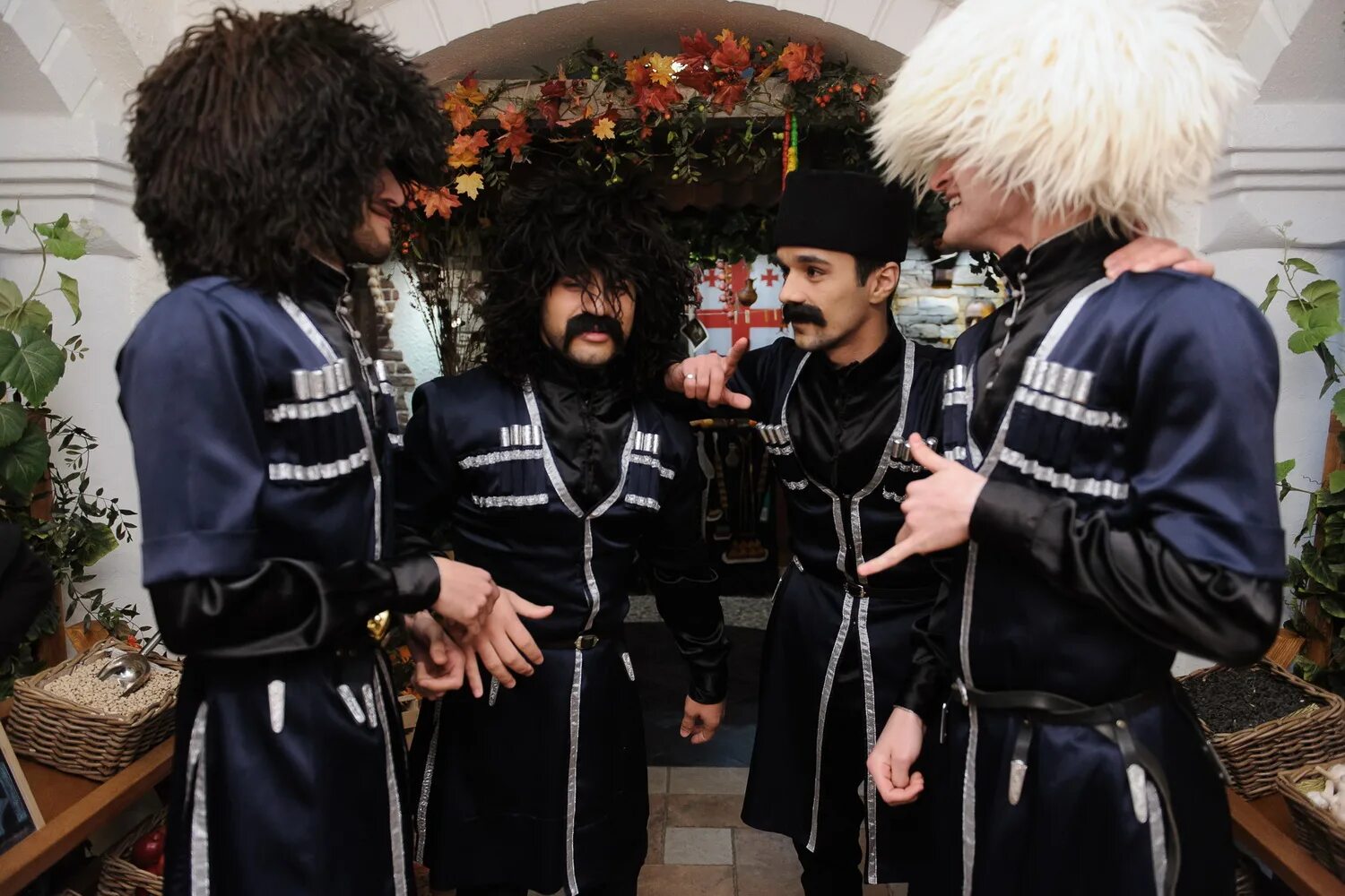 Зураб мартиашвили грузины. Грузины современные. Приколы про национальности. Кавказская вечеринка. Грузинский костюм мужской.