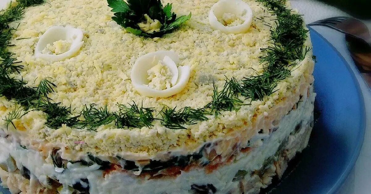 Салат с жареными шампиньонами и курицей слоями. Слоеный салат с шампиньонами. Слоеный салат с жареными шампиньонами. Салат с шампиньонами и курицей слоями. Слоёный салат с курицей и грибами.