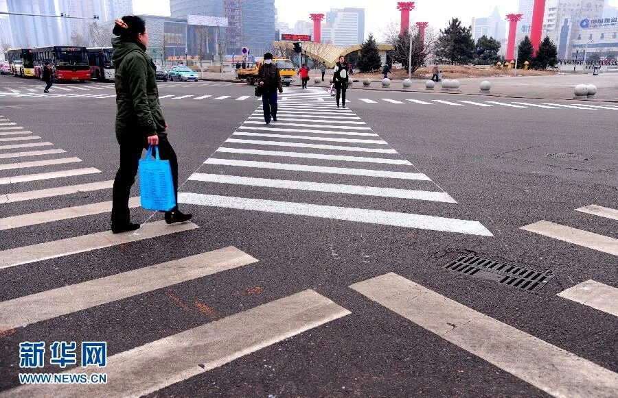 Пешеходам в китае. Пешеходы в Китае. Пешеходный переход в Китае. Зонты в Корее пешеходы. Пешеходные переходы в Китае с людьми.