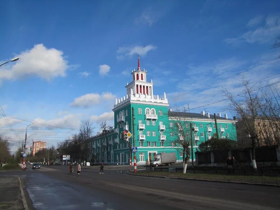 Проспект Чкалова Дзержинск. Дом со шпилем в Дзержинске Нижегородской области. Дзержинск Нижегородская область центр города. Главная улица Дзержинска Нижегородской области.