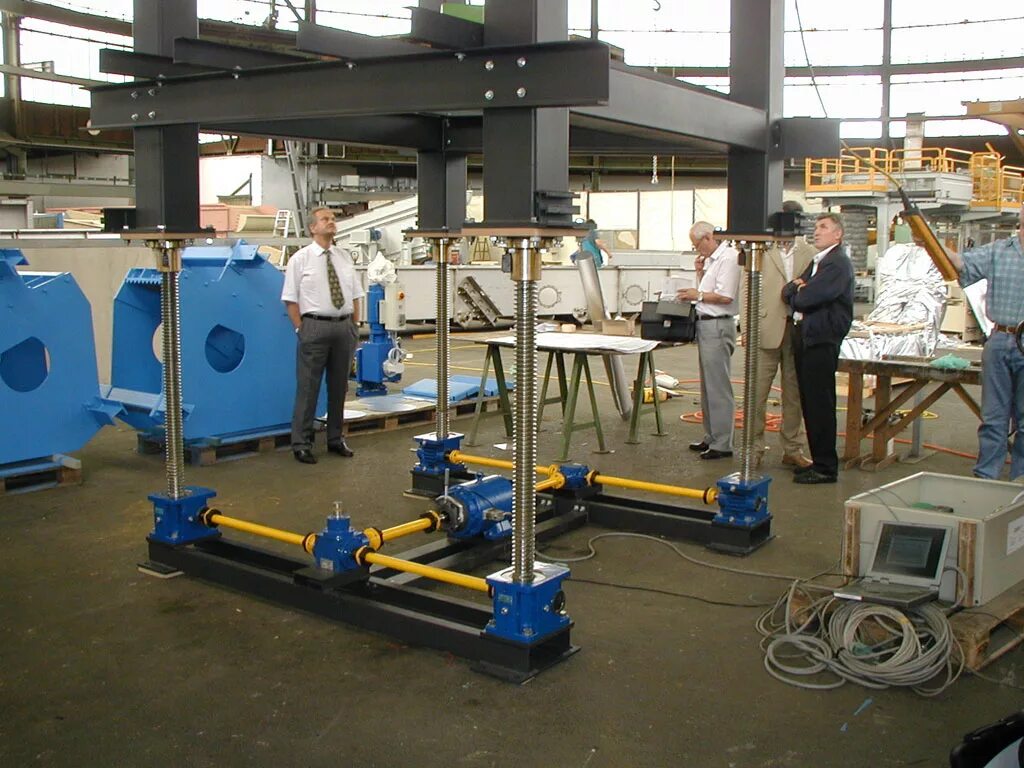 подъемный механизм для платформы. гидравлическая подъемная система. ферма подвижная подъемная. системы синхронного подъема. кронштейн тали (лебедки) для бортового сст.