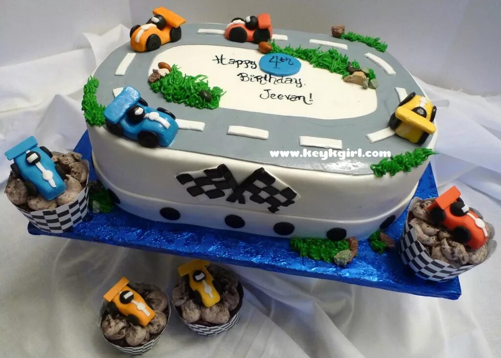 Покажи торт для мальчиков. Торт для мальчика. Детский торт с машинками. Торт на 5 лет мальчику. Торт с машинками для мальчика.