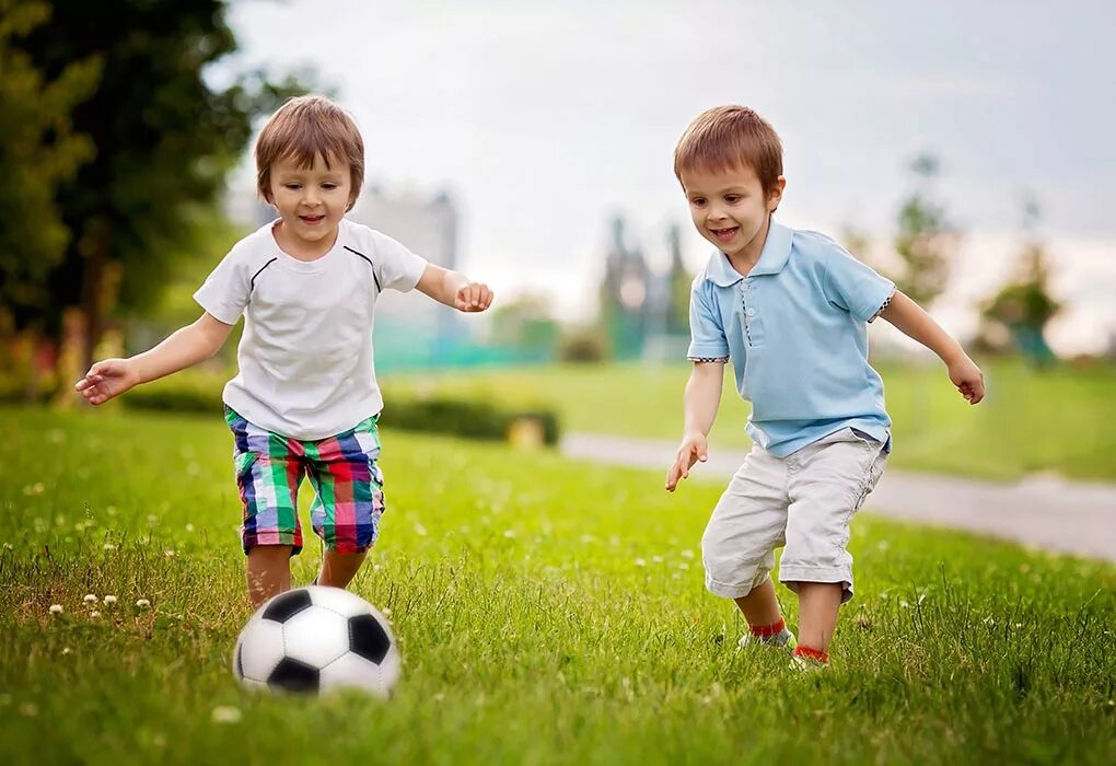 Boy topic. Мальчик с мячом. Мячики для детей. Мальчики играющие в мяч. Два мальчика с мячом.