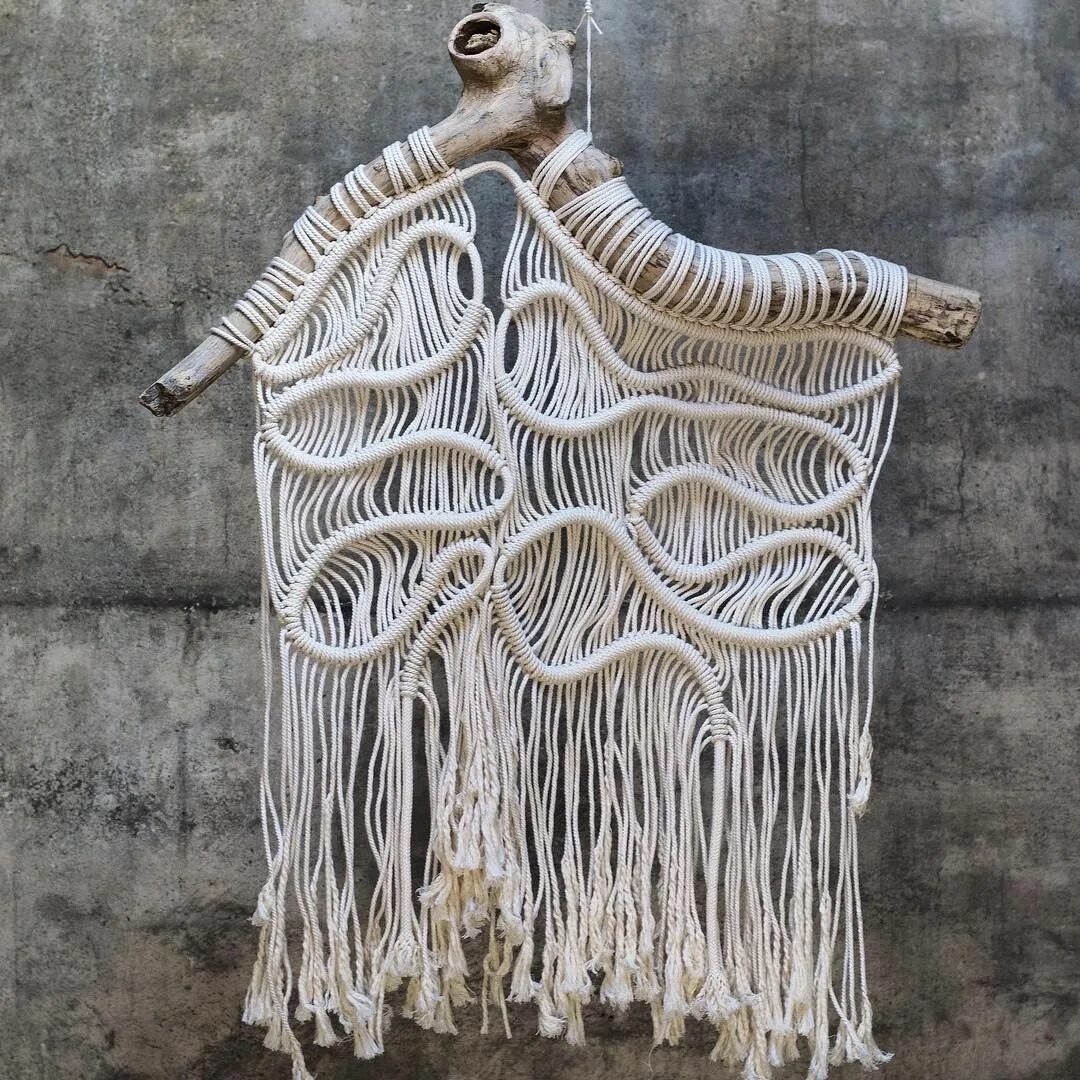 Кисточки макраме. Кисточки макраме на белом фоне. Кисти из макраме. Макраме кисти. Макраме кисти.