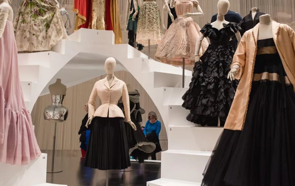 Кристиан диор boutique paris. Кристиан диор boutique paris. Кристиан диор модный дом. Музей диор париж. Кристиан диор кутюрье.