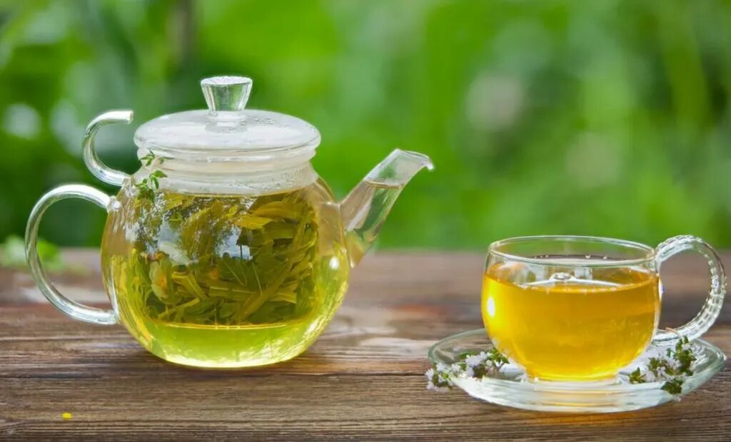 Зеленый чай утром. Кўк Чой. Зеленый чай. Черный и зеленый чай. Зеленый чай с жасмином.