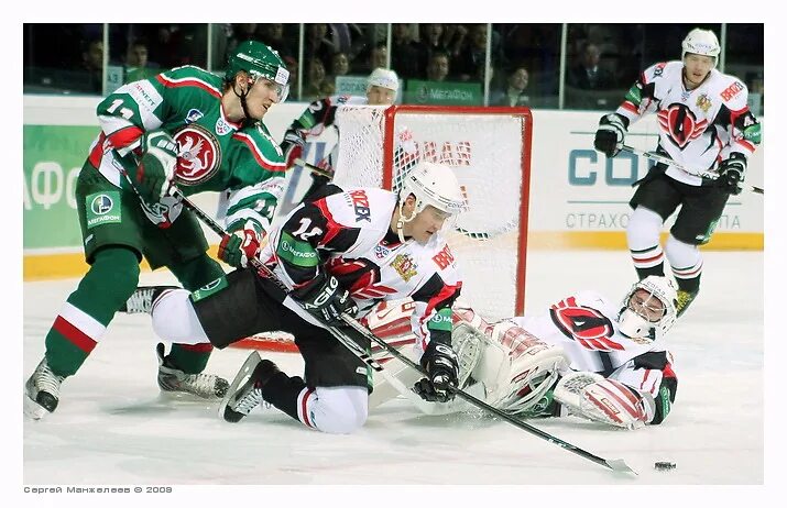 Хоккеист в атаке. Красивые голы. Нападающий в хоккее. Фото атакующего хоккеиста. Онкологический отделение футбол аргентины ворота.