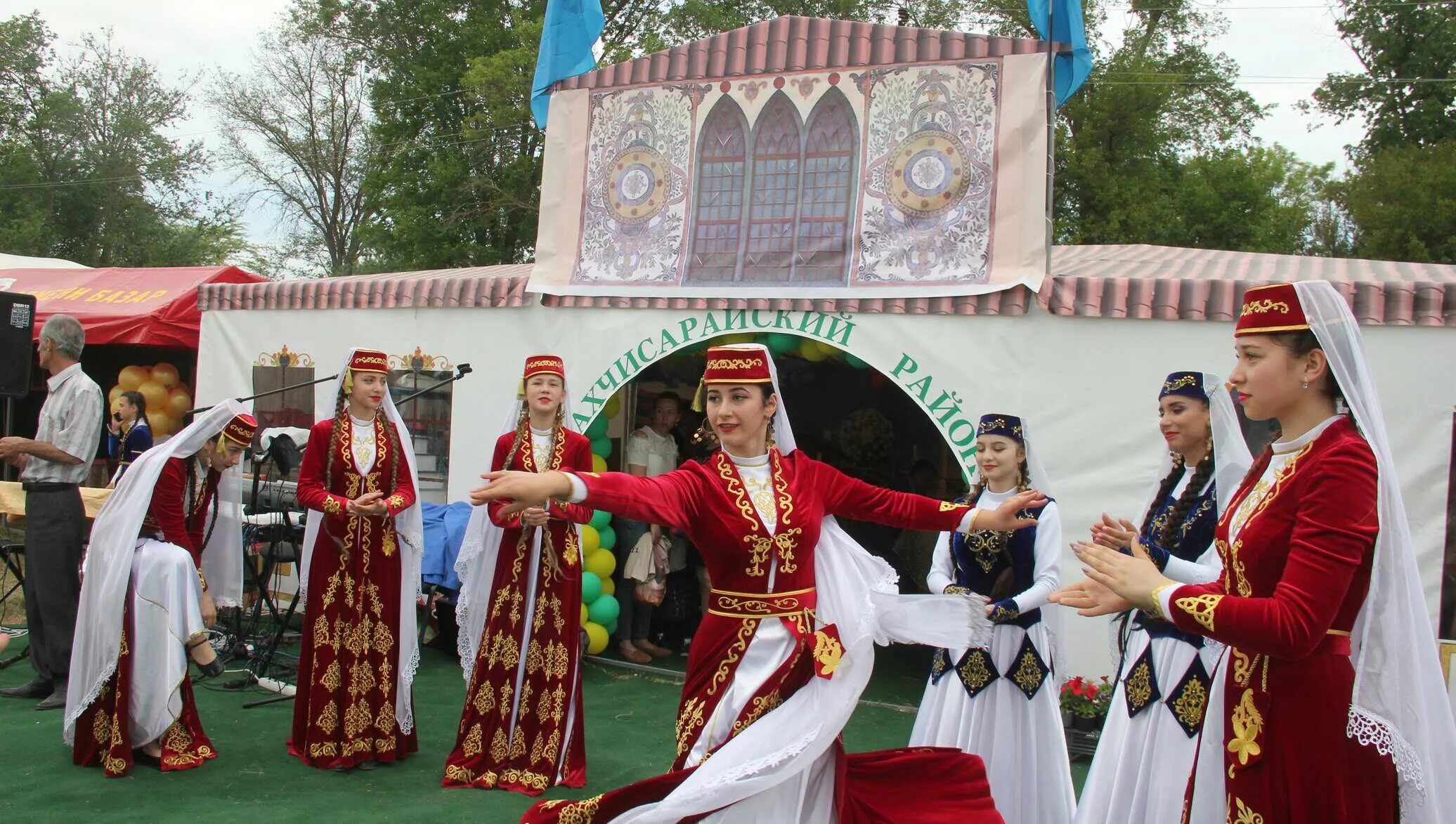 На татарском крым. Крымские татары культура татар. Крымские татары Бахчисарай. Культурное наследие народов Крыма. Культура крымско-татарского.