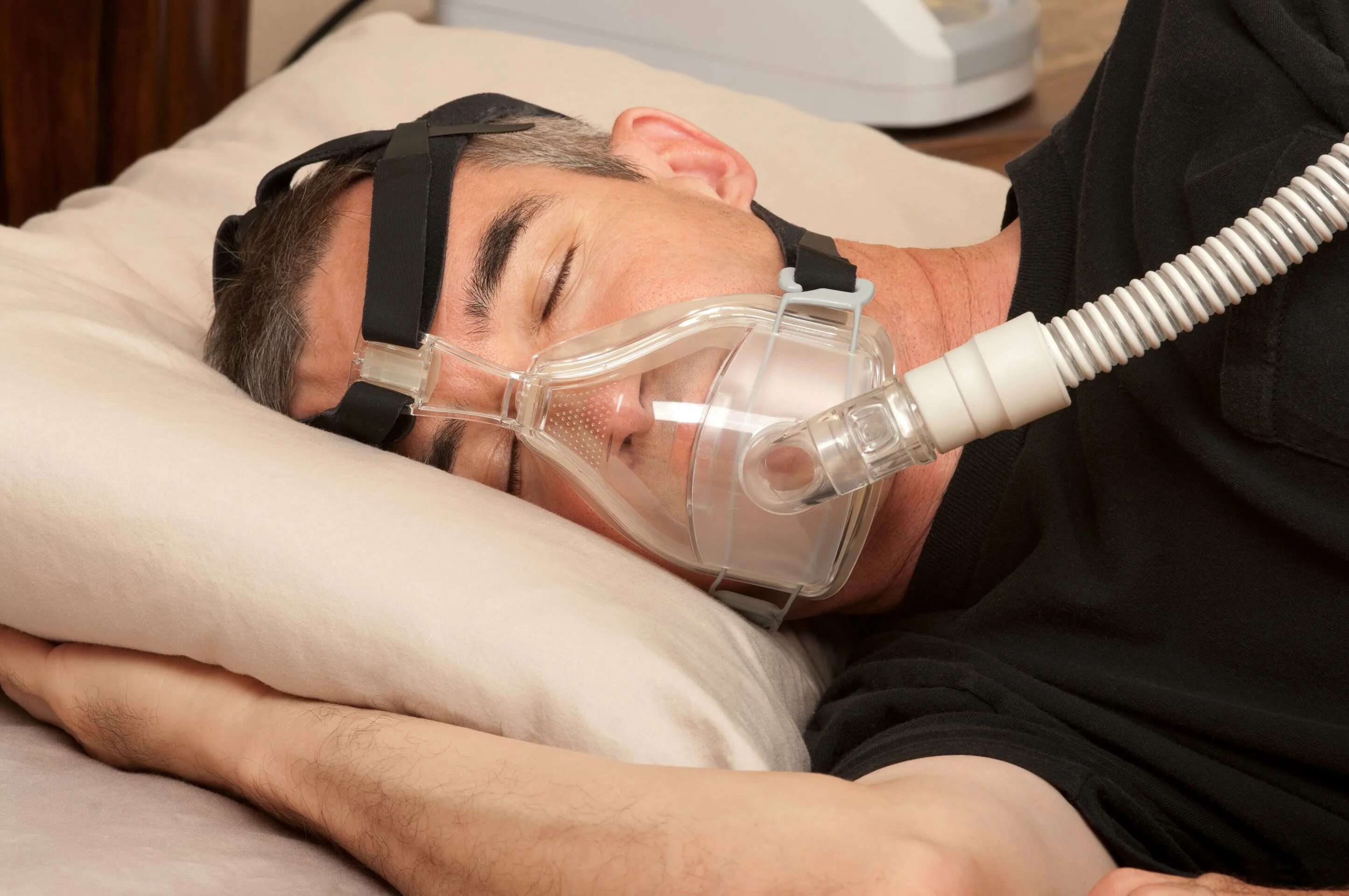 Кислородная маска в домашних условиях. Сипап аппарат. CPAP аппарат. Аппарат апноэ сна БИПАП. Аппарат сипап от храпа и апноэ.