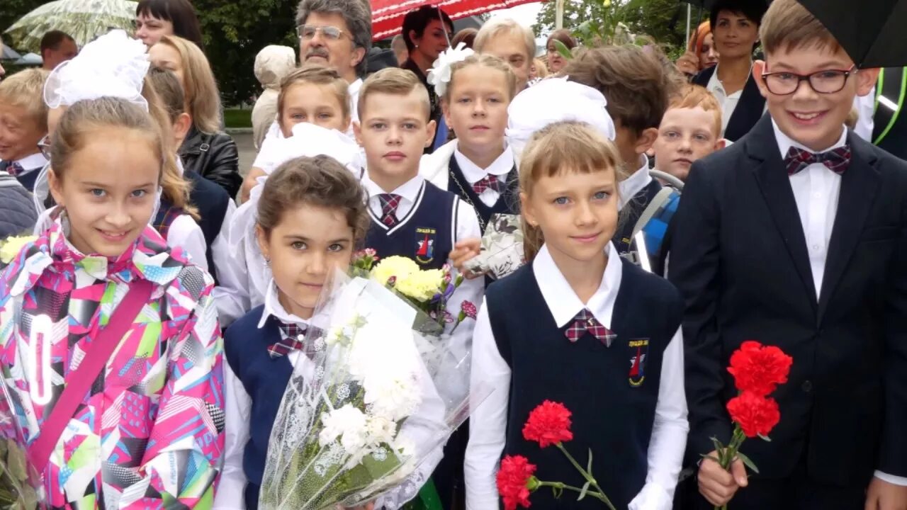 В. Школа 35 калининград. Последний звонок школа 2 калининград фото. Школа 35 калининград. 35 лицей калининград.