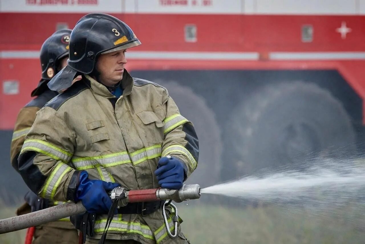 День пожарной охраны дата. Пожарный. С днем пожарного. Пожарная охрана. День пожарной охраны России.