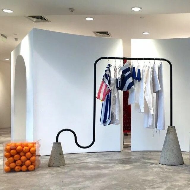 Jacquemus бутик в Барселоне. Магазин Jacquemus интерьер. Дизайнер одежды Жакмюс. Витрина Jacquemus. T boutique