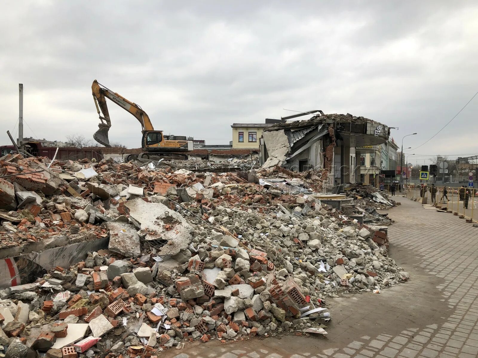Снос тц мир. Торговый центр гранд сити площадь ильича сносят. снесли торговый центр на площади ильича. что сносят на площади ильича. площадь ильича снесли тц.