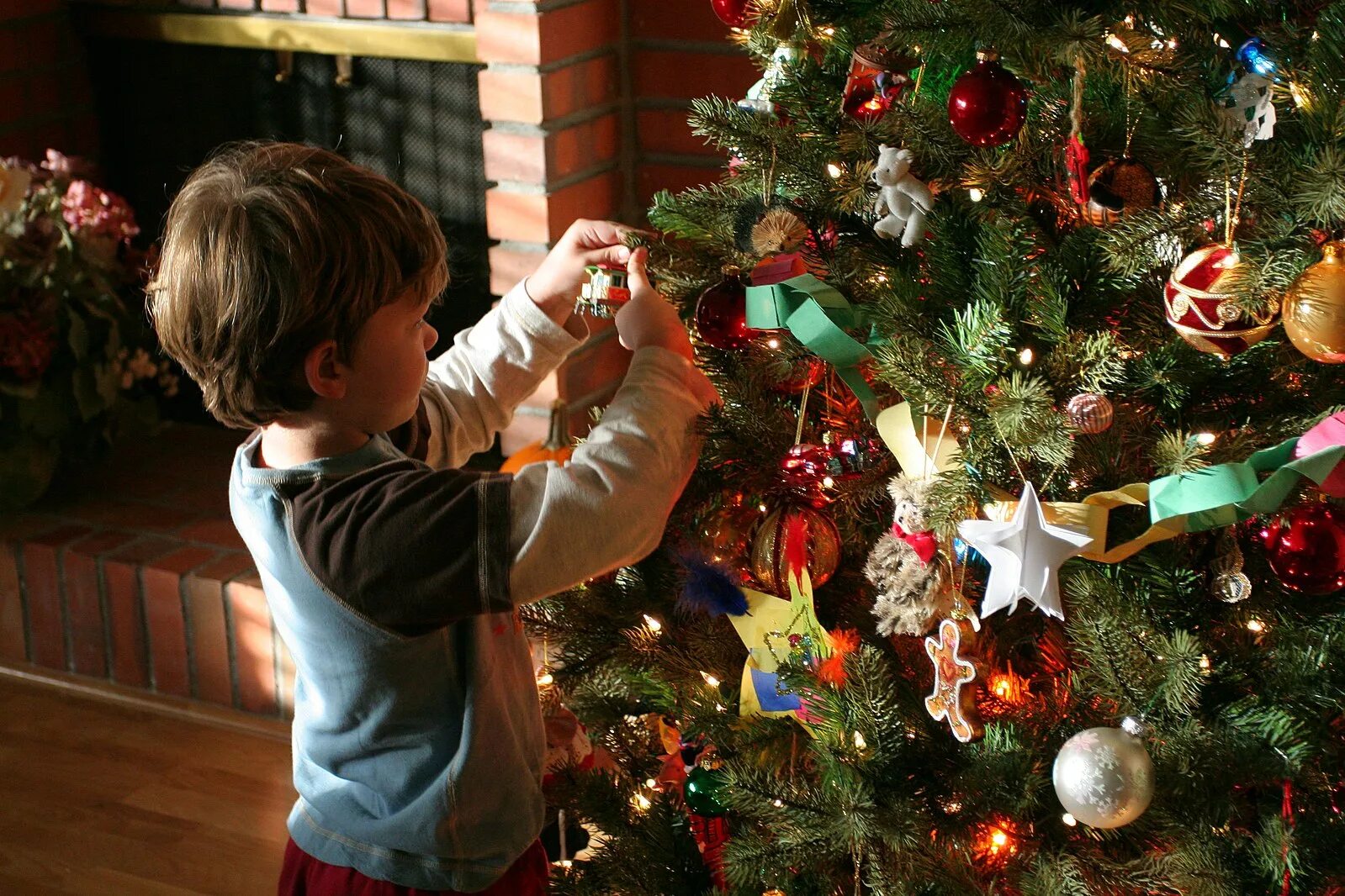 Decorating new year tree. Наряжаем елку. Дети наряжают елку. Новый год Наряжаем елку. Малыш наряжает елку.