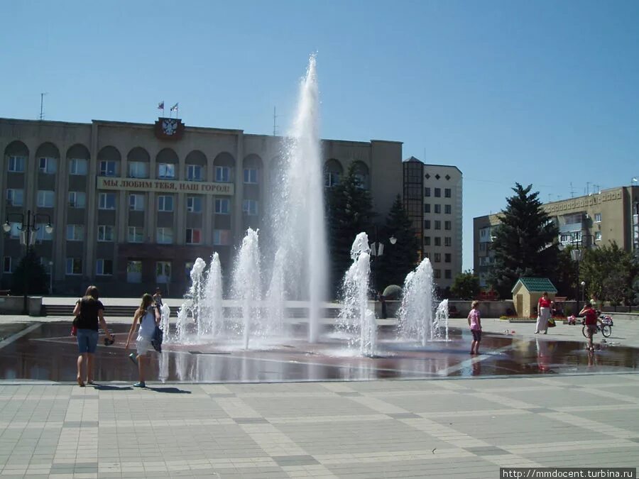 Численность населения города черкесска. Город Черкесск Карачаево-Черкесской Республики. Карачаево-Черкесская Республика столица город Черкесск. КЧР город Черкесск. Карачаево-Черкесская Республика, Черкесск, Центральный сквер фонтан.