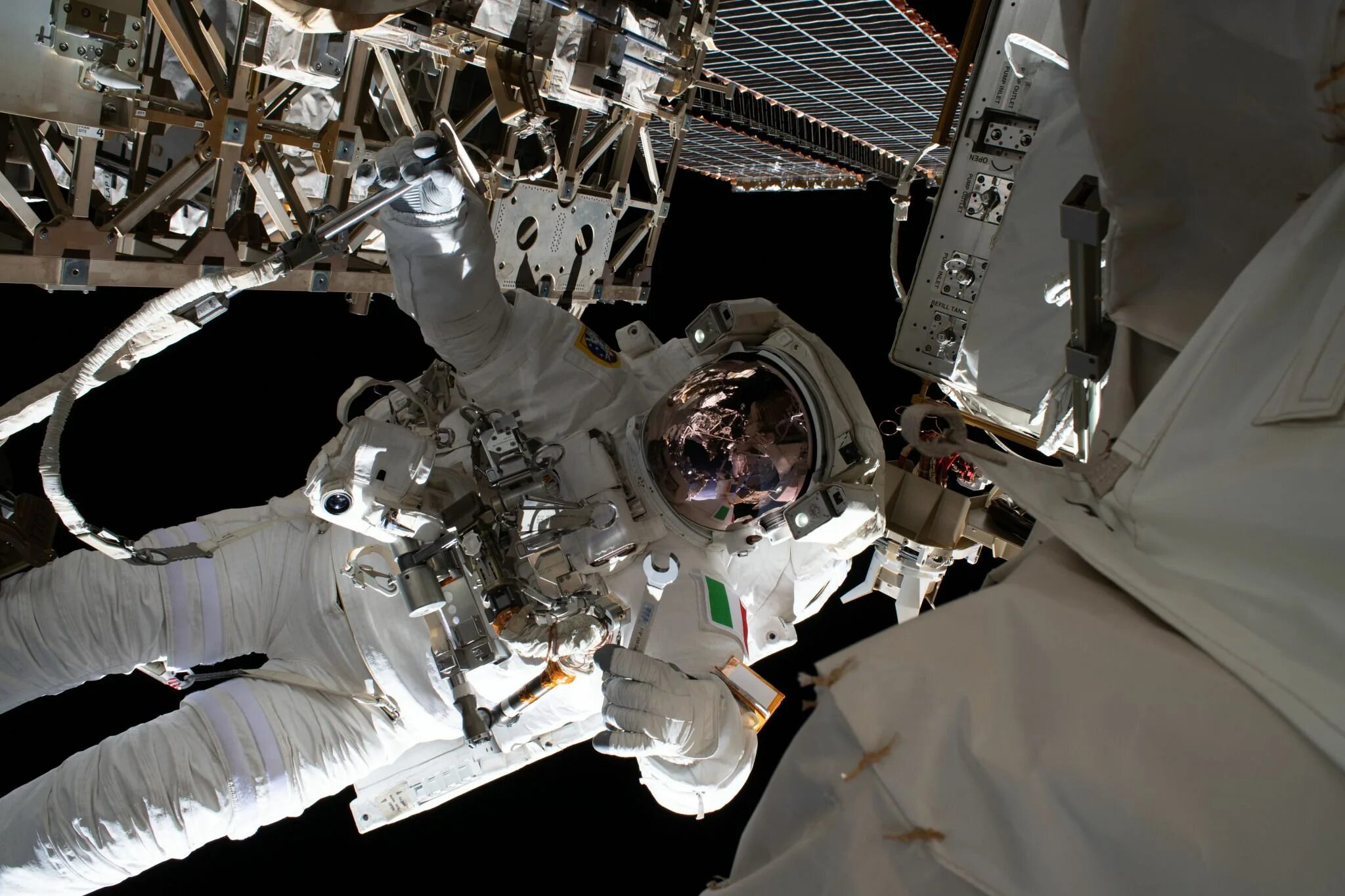 Международная Космическая станция Альфа. Космонавт в открытом космосе. Выход в открытый космос.
