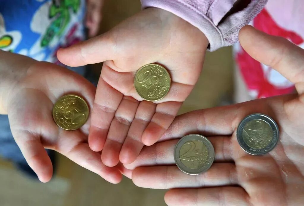 искать монету в катыке. монета на которой изображен человек в очках. мелочь в руке. 7 лет мальчик нашел монету. искать монету в катыке.