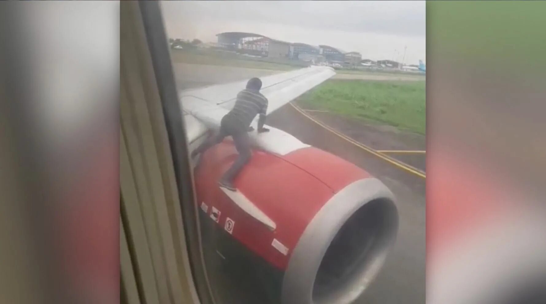 Человека засосало в самолет. Засосало в турбину самолета. Затянуло в турбину самолета. Попал в турбину самолета.