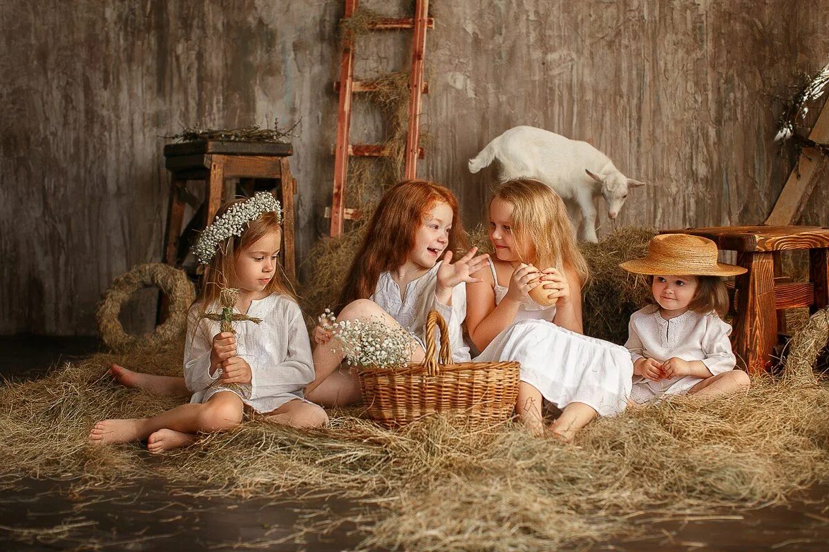 Фотосессия ребенка в хлеву с сеном. Ребенок в сарае. Ребенок в сарае. Деревенский мальчик. Девочка в деревне.