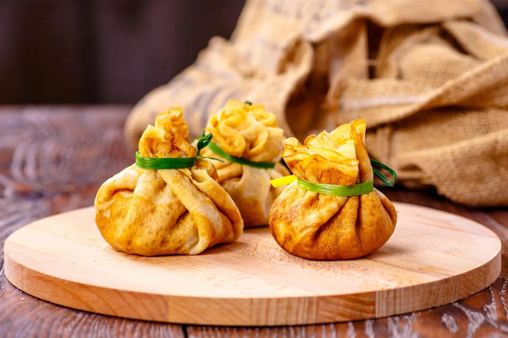 мешочки из блинов. рецепты мешочек с начинкой. рецепты мешочек с начинкой. блинные мешочки с начинкой. блины мешочки с начинкой.