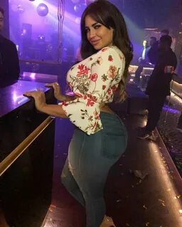 Curvy latina