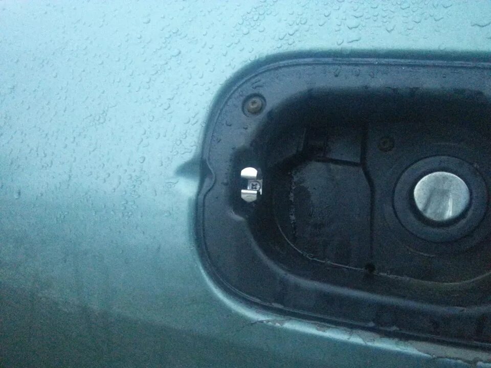 Меган 2 клапан в бензобаке. Открытие лючка бензобака рено меган 2. Рено меган 3 универсал ,крышка бака. Как открыть лючок рено меган 2. Крышка лючка бензобака меган 2.