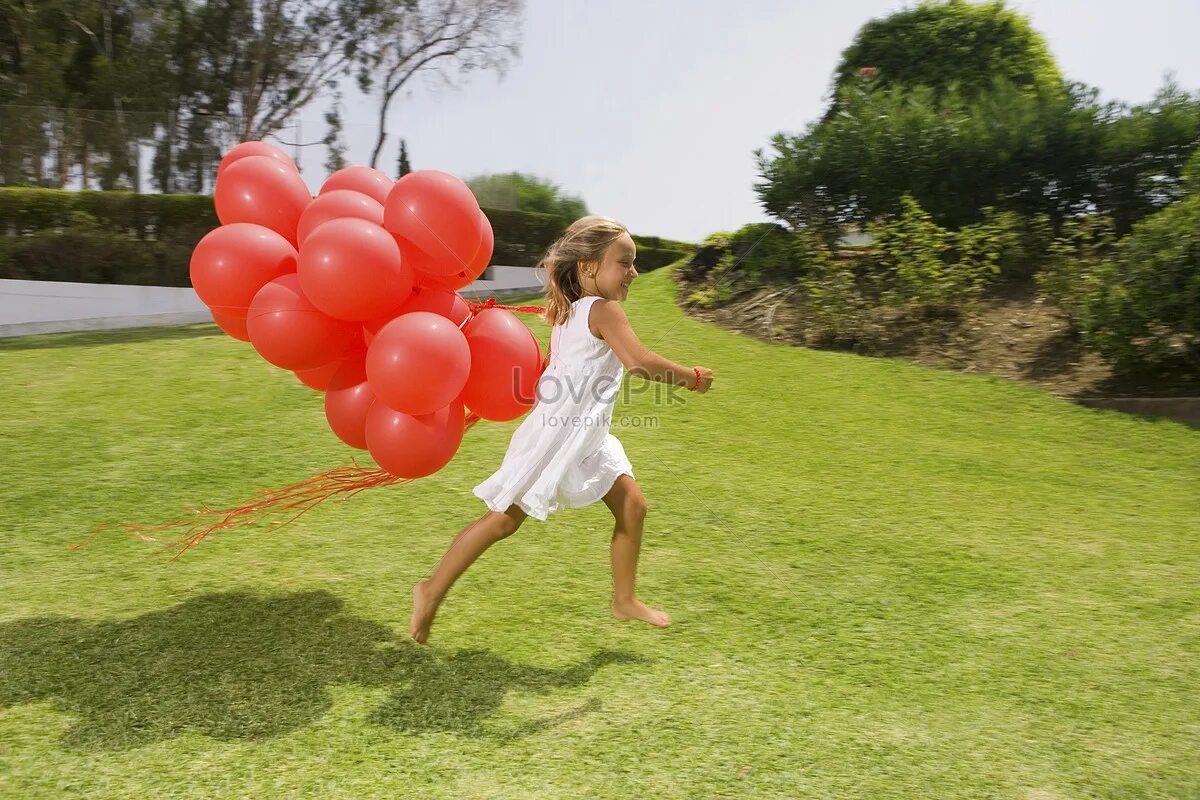 Бегать в шаре. Дети с шарами бегут. Девушка с красными воздушными шарами. Бегущие шарики. Девочка с красным шариком.