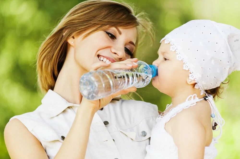 Ребенок пьет воду. Ребенок пьет чистую воду. Ребенок пьет воду из бутылки. Мама дает ребенку воду.