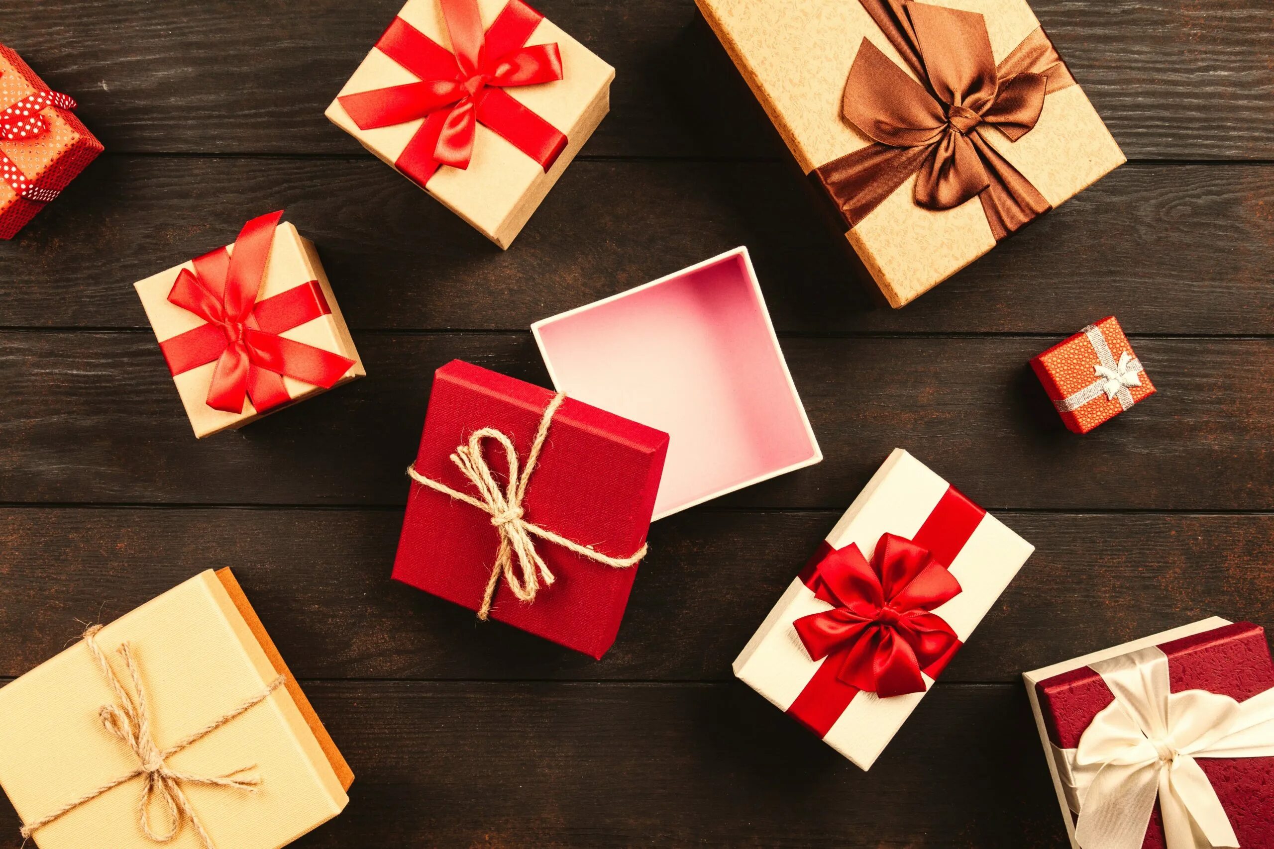 Подарочные. Подарочная коробка. Красный подарок. Подарочные коробки баннер. Банты для упаковки подарков.
