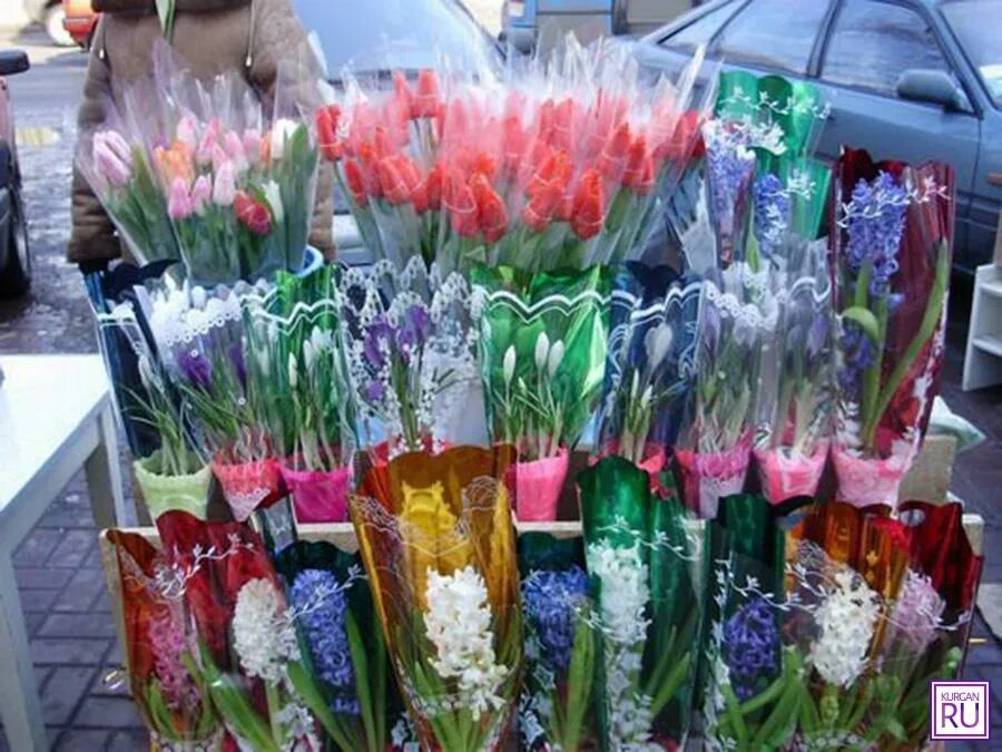 Купить тюльпаны в цветочном магазине. Витрина с тюльпанами. Торговля цветами на улице. Торговля тюльпанами на улице.