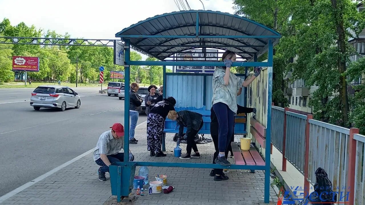 Ост хабаровск. Остановки Хабаровск. Остановка Индустриальная Хабаровск. Хабаровск разукрашивают остановки. Остановка сах.