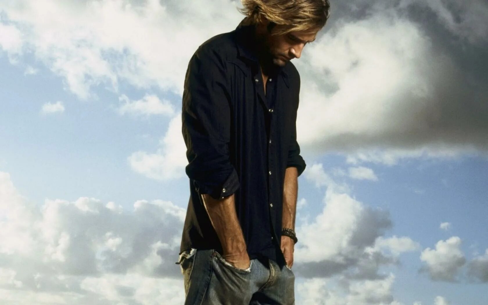 осень люди. уходящий человек. парень грустит. грустный человек. парень задумался.