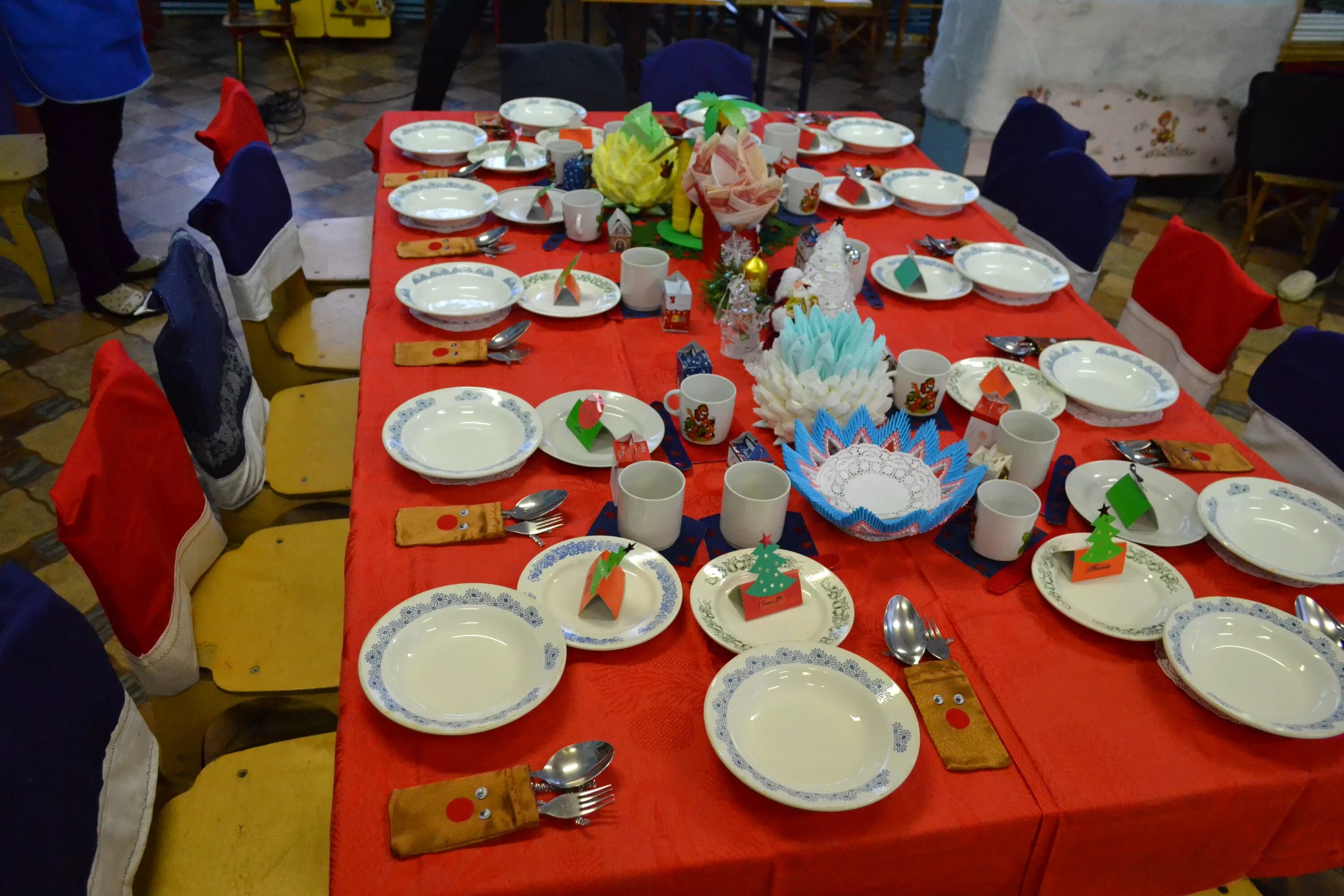 Сервировка стола для детей в детском саду. Обеденный стол для детского сада. Сервировка стола в детском саду. Украшение стола в детском саду. Сервировка в группах.