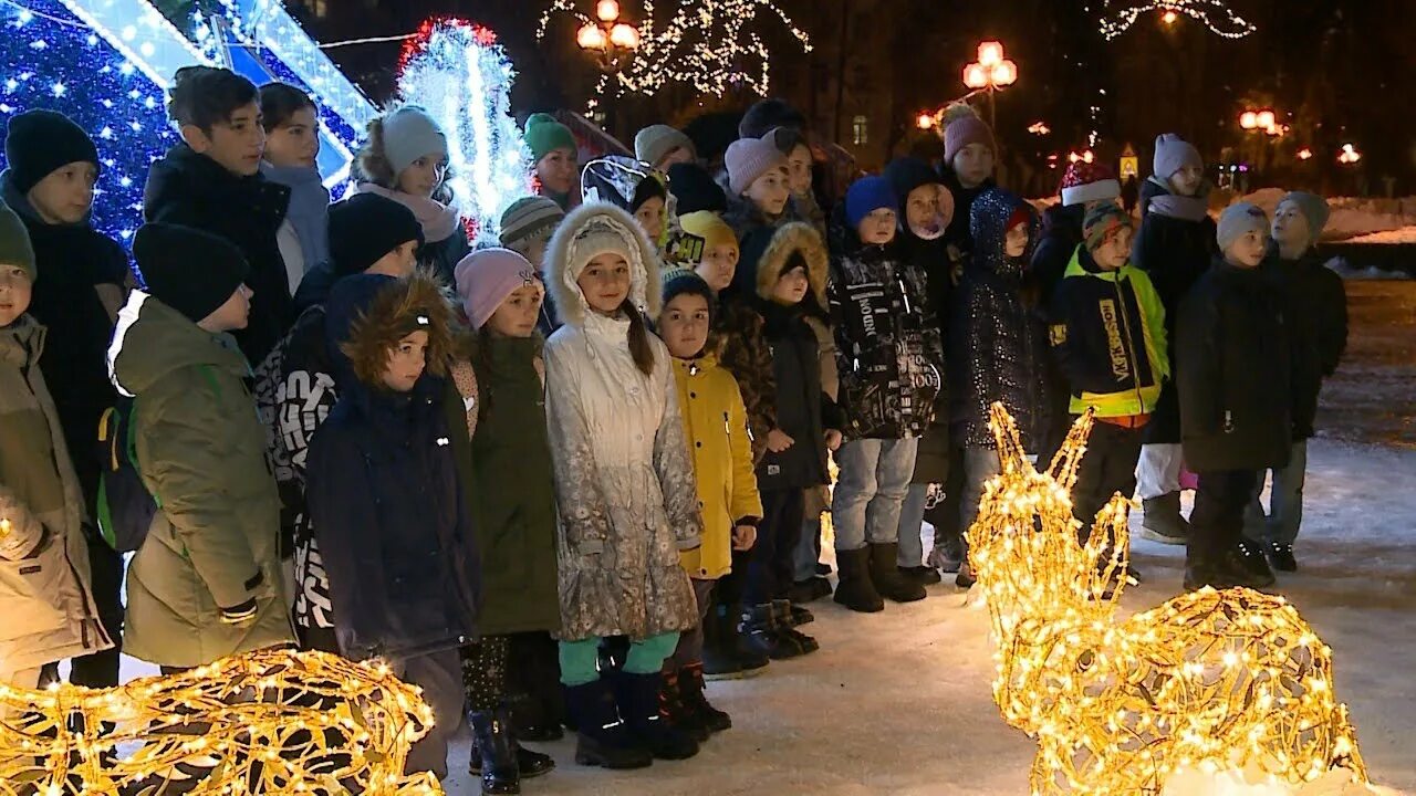 Мытищинская ёлка. Монтаж городской ёлки. Мытищи елка на площади 2021. Елка в мытищах 2023. Елка в мытищах 2023.