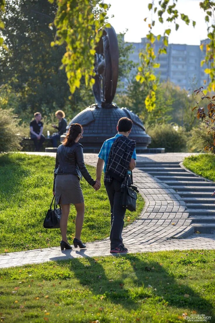 Мытищи памятник любви и верности Миронов. Парк Мытищи памятник. Памятники в парке Мытищи. Памятник в Мытищинском парке. Памятники любви верности в омске