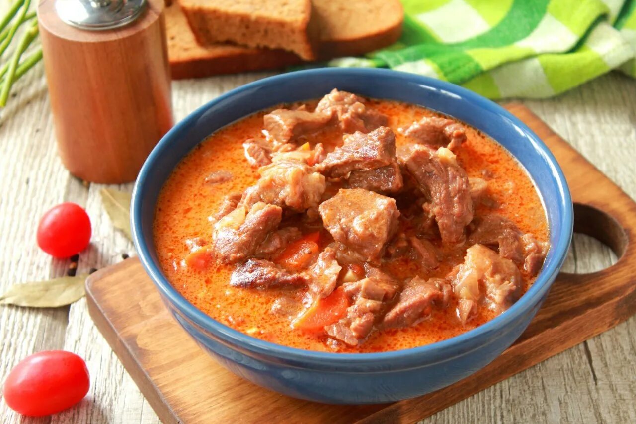 Как готовить гуляш из свинины на сковороде. Гуляш. тушеный гуляш мясом. гуляш из говядины с подливкой на сковороде. гуляш из свинины.
