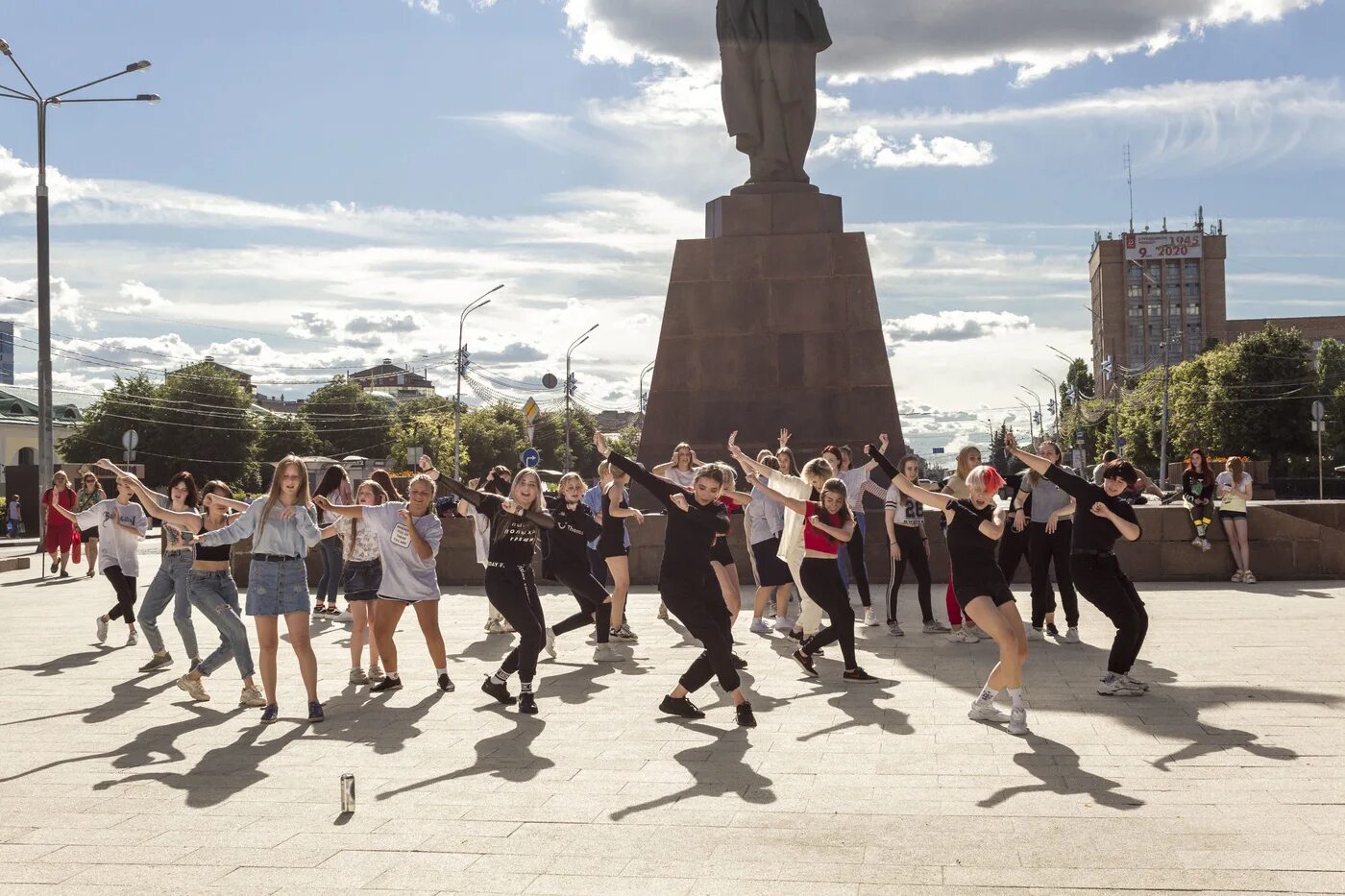 Контемпорари танец. Молодежь на улицах краснодара. Контемпорари эстетика. Танцы стал. Танцы 2 сезон финал.