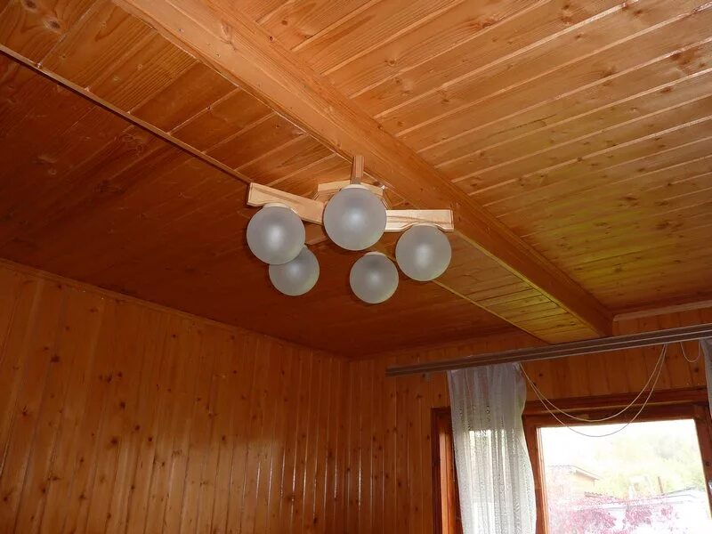 Потолок деревянной вагонкой. Потолок из деревянной вагонки. Деревянная вагонка на потолке. Потолок в деревянном доме. Чем сделать потолок на даче.