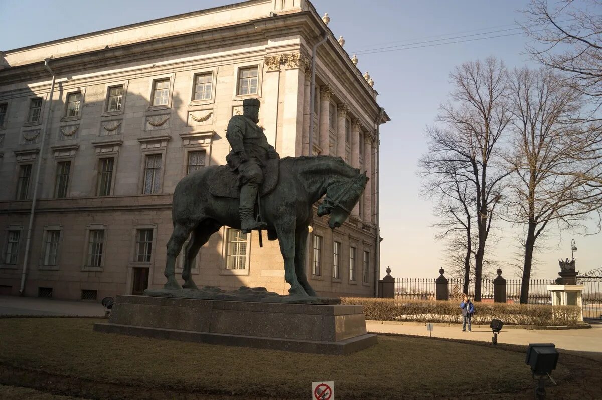 Памятник александру 3 в санкт. Мраморный дворец Санкт-Петербург памятник Александру 3. Памятник Александру 3 у мраморного дворца. Памятник Александру III В Петербурге у мраморного дворца. Памятник Александру III Паоло Трубецкого.