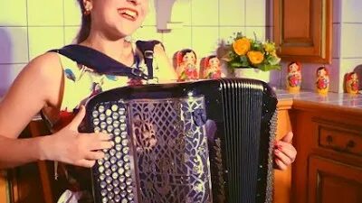 Марион француженка баянистка. Песни француженки на русском баян. Марион баянистка. Марион певица баянистка. Марион ламолинэри певица-аккордеонистка.