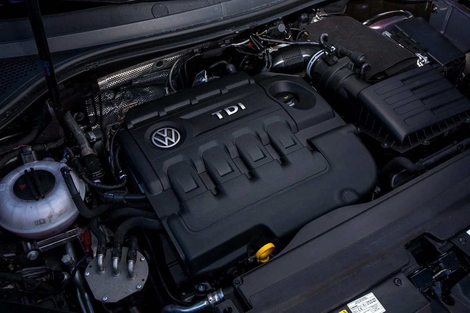 Тигуан какие двигатели. Двигатель tiguan 2.0 tsi. моторный отсек volkswagen tiguan. двигатель фольксваген тигуан 2016. двигатель тигуан 2015.