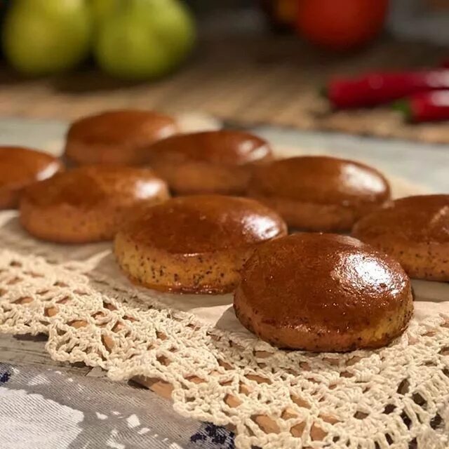 Бананово медовое печенье. Сметанное печенье с миндалем монастырская кухня. Монастырская кухня печенье. Постное печенье из овсяных хлопьев. Кунжутные круглые печенья.