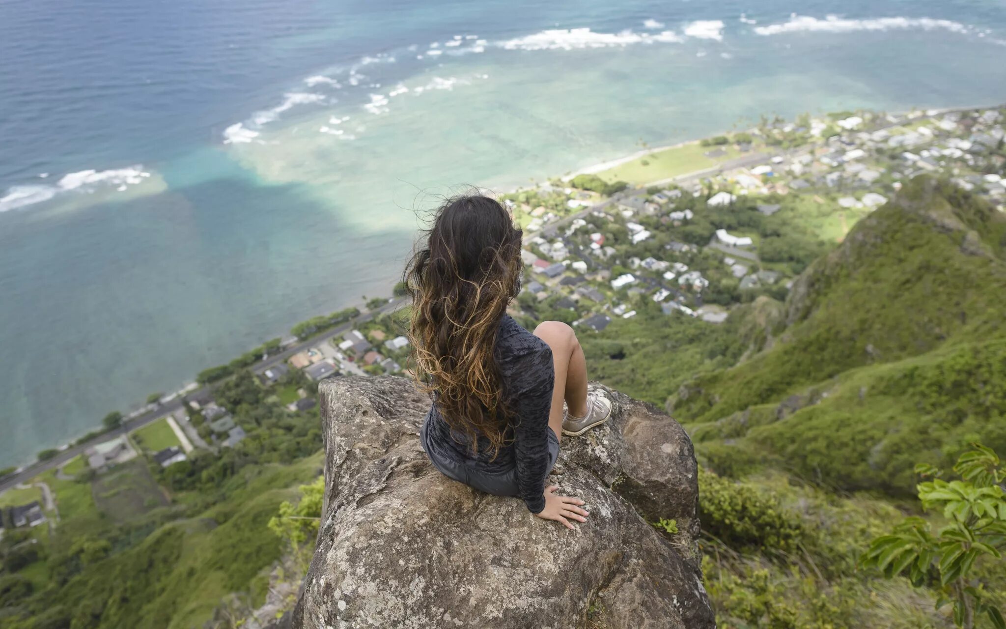Девушка на обрыве. Девушка на скале. Девушка море горы. Девушка сидит на обрыве.