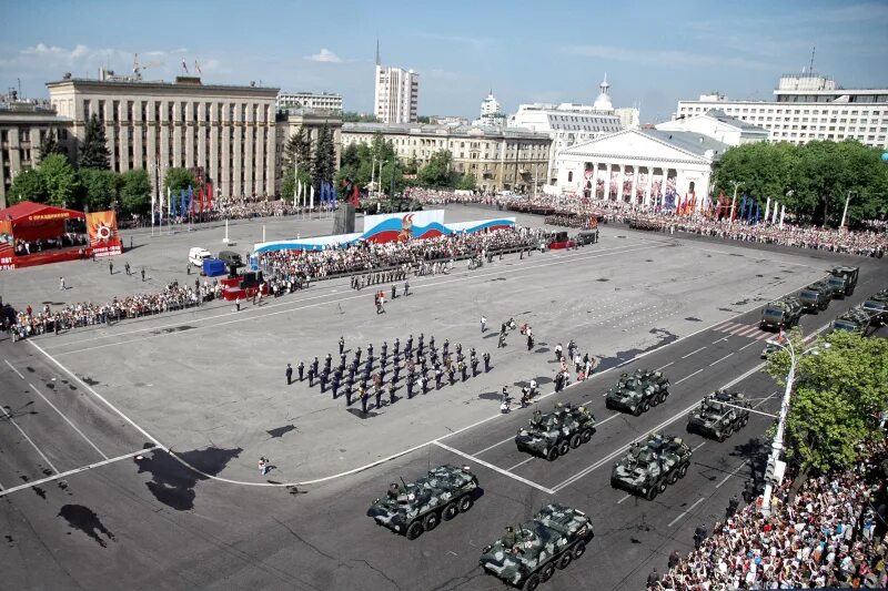 Парад победы 2022 чита. Площадь ленина новосибирск 9 мая. Парад победы 2015 новосибирск. Площадь ленина улан-удэ. 9 мая брянск памятники.