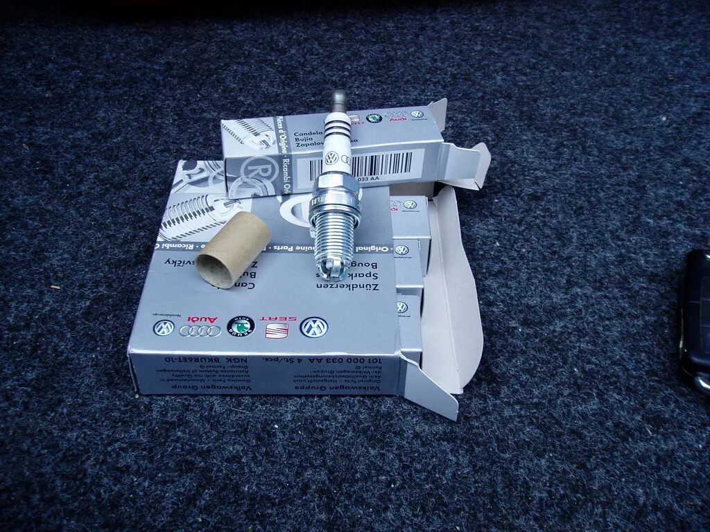 Свечи гольф 5 1. 6 bse. Свечи джетта 6 1. 101000033aa ngk. Свеча зажигания 1.